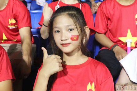 [Ảnh] Người hâm mộ "tiếp lửa" U22 Việt Nam trong trận ra quân