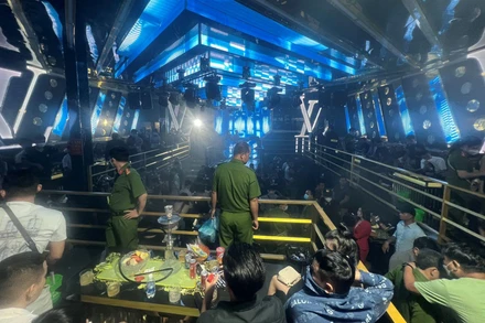 Lực lượng công an kiểm tra bên trong quán LV Club.