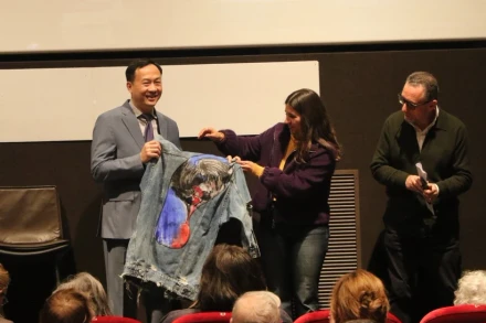 Đại sứ Việt Nam tại Italy Dương Hải Hưng thay mặt đoàn làm phim nhận Giải Phim Hay Nhất dành cho phim “Bên trong vỏ kén vàng.” (Ảnh: Trường Dụy/TTXVN)