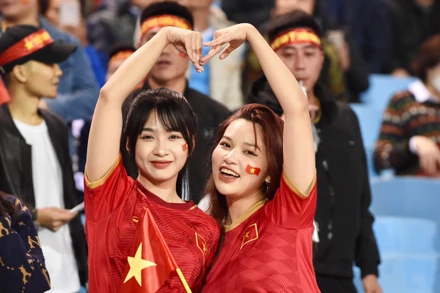 [Ảnh] Người hâm mộ "tiếp lửa" đội tuyển Việt Nam