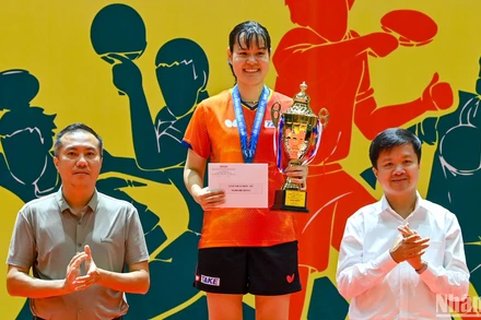 Nguyễn Thị Nga trên bục nhận danh hiệu nhà vô địch đơn nữ của giải đấu. (Ảnh: DUY LINH)