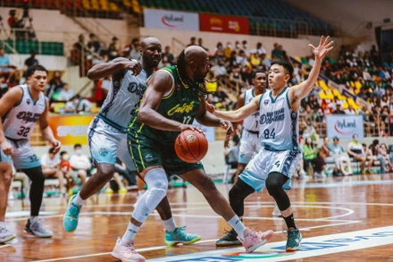 DeAngelo Hamilton bị áp sát chặt ở khu vực cận rổ. (Ảnh: VBA)