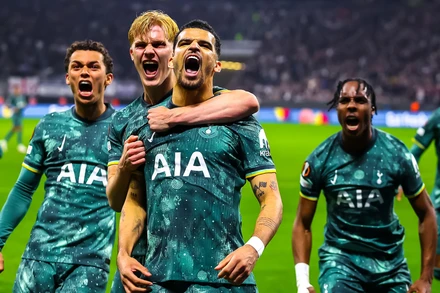 Các cầu thủ Tottenham Hotspur ăn mừng khi giành vé vào bán kết Europa League. (Ảnh: Tottenham Hotspur)