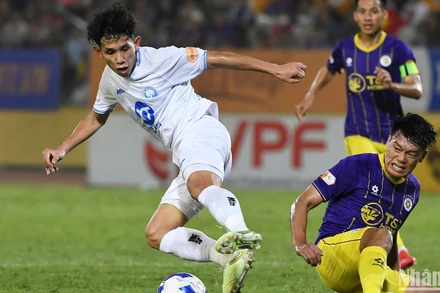 Thép Xanh Nam Định (áo trắng) giành chiến thắng quan trọng để hướng tới ngôi vô địch V-League năm nay. (Ảnh: TRẦN HẢI)