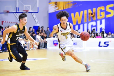 Khoa Trần (áo trắng) dù vào sân ở ghế dự bị nhưng cũng có được những pha ném ba chất lượng. (Ảnh: VBA)