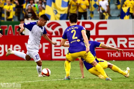 Cầu thủ Đinh xuân Tiến từ tình huống này đã ghi bàn thắng duy nhất của trận đấu ở phút 62. (Ảnh: TRẦN HẢI)