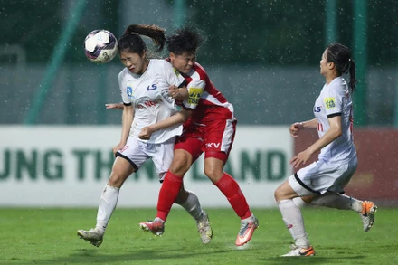 Than Khoáng sản Việt Nam (áo đỏ) đối đầu đối thủ rất mạnh là Hà Nội I. (Ảnh: VFF)