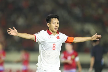 Hùng Dũng ghi bàn trong chiến thắng đậm của tuyển Việt Nam trước Lào. (Ảnh: PV/Vietnam+)