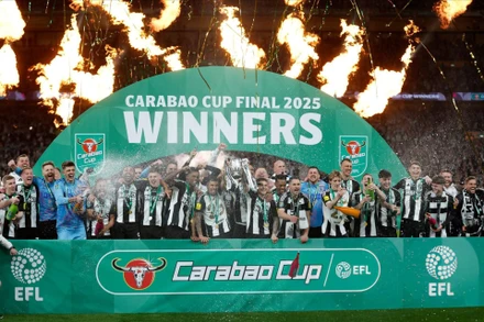 Các cầu thủ Newcastle nâng cao cúp vô địch. (Ảnh: ESPN)