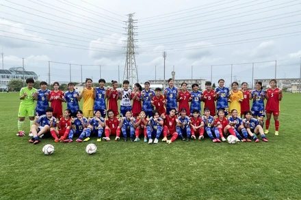 Hai đội chụp ảnh lưu niệm sau trận chung kết. (Ảnh: VFF)