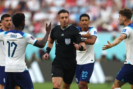 Các cầu thủ sẽ không thể vây quanh trọng tài tại EURO 2024. Ảnh: The Times