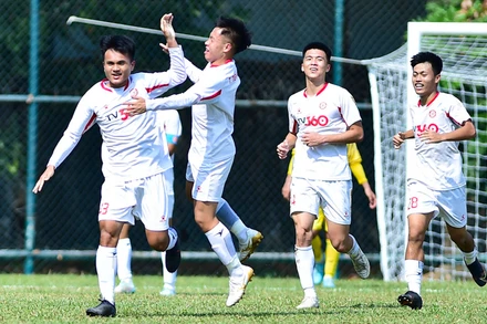 Các cầu thủ U19 Thể Công Viettel ăn mừng bàn thắng duy nhất để chiến thắng U19 Sông Lam Nghệ An. 