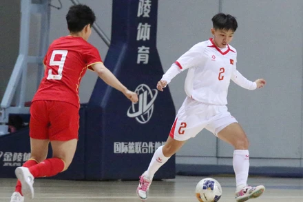 Các cầu thủ futsal nữ Việt Nam (áo trắng) cọ xát hữu ích trước Vòng chung kết Giải futsal nữ châu Á 2025. (Ảnh: VFF)