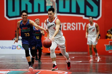 Đặng Thái Hưng (áo trắng) trong một trình huống lên bóng của Thang Long Warriors. (Ảnh: VBA)