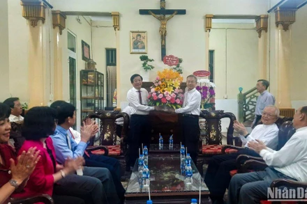 Bí thư Tỉnh uỷ Vĩnh Long Bùi Văn Nghiêm tặng hoa tại Tòa Giám mục giáo phận Vĩnh Long. (Ảnh: BÁ DŨNG) 