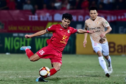 Mặc dù thi đấu trên sân khách, các cầu thủ Hà Tĩnh duy trì lối chơi kỷ luật cao. (Ảnh: TRẦN HẢI)