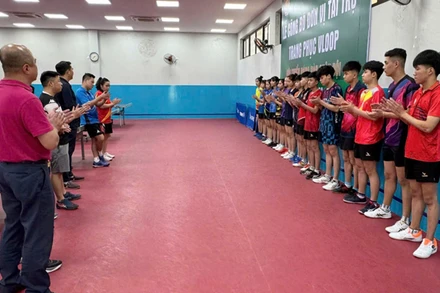 Các vận động viên của đội tuyển bóng bàn trẻ Việt Nam trước giờ khởi hành. (Ảnh: Nhật Quang)