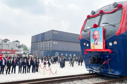 Các đại biểu tham dự khai trương hoạt động liên vận quốc tế bằng đường sắt tại ga Kép. 