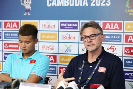 HLV Philippe Troussier và học trò Văn Tùng tham dự họp báo sau trận thắng Singapore 3-1. (Ảnh: VFF)