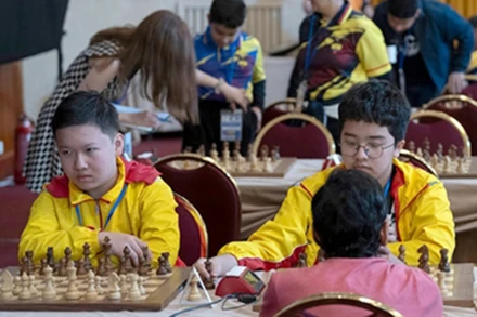 Kỳ thủ Nguyễn Nam Kiệt (trái) thi đấu ấn tượng tại Giải vô địch cờ nhanh, cờ chớp trẻ thế giới năm 2025.