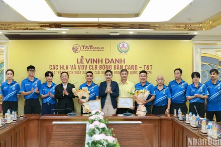 Lãnh đạo Hiệp hội Thể thao Công an nhân dân Việt Nam và Tập đoàn T&T Group tặng thưởng các huấn luyện viên và vận động viên. 