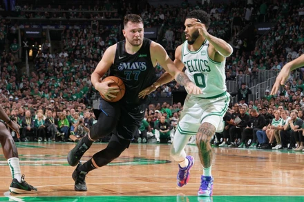 Luka Dončić (trái) đối đầu Jayson Tatum. (Ảnh: NBA)