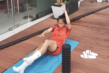 Bài tập thả lỏng của U18 nữ Việt Nam. (Ảnh: VFF)