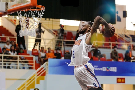 Shane Henry từng úp rổ quá mạnh tới mức cột rổ bị đẩy lệch ra khỏi sàn đấu. 