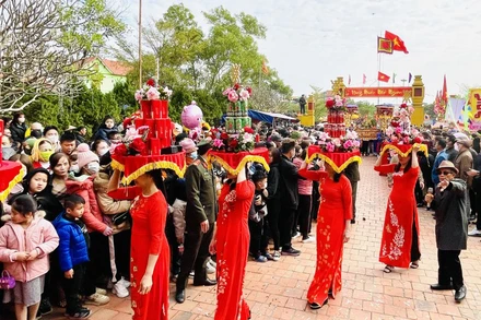 Lễ rước các cụ thượng thọ trong gia đình ra Miếu Tiên Công.