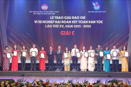 Tác giả, nhóm tác giả nhận giải C tại Lễ trao giải báo chí. (Ảnh: Phương Hoa/TTXVN)