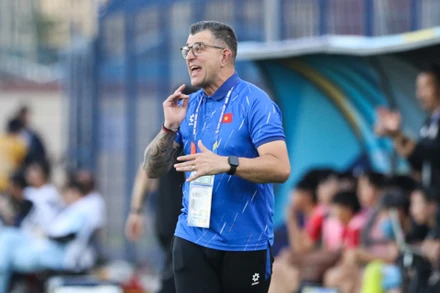 Huấn luyện viên Cristiano Roland luôn theo sát các học trò trong từng trận đấu. (Ảnh: VFF)