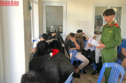 Các đối tượng đang bị tạm giữ tại Công an quận Thanh Khê. (Ảnh: ANH ĐÀO)