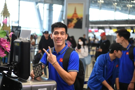 [Ảnh] Giữ trọn lời hứa, đội tuyển Việt Nam mang cup vô địch về quê hương