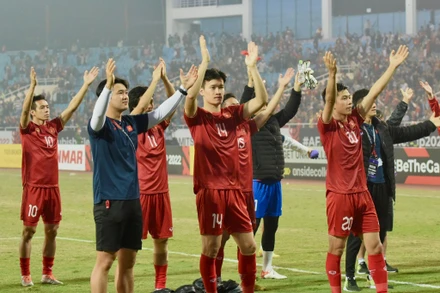 [Ảnh] Niềm vui chiến thắng của cầu thủ, cổ động viên Việt Nam trên sân Mỹ Đình