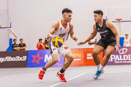 Andre Minh Triết (áo trắng) giúp U20 Danang City giành vị trí nhất bảng. (Ảnh: VBA)