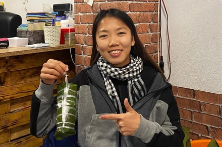 Huỳnh Như cùng chiếc bánh tét tại Pháp. (Ảnh: NVCC)