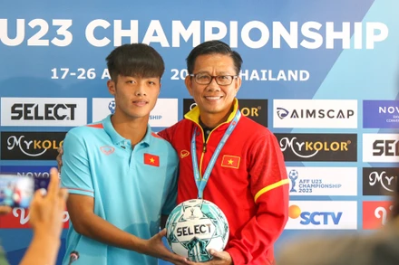 Huấn luyện viên Hoàng Anh Tuấn và tiền đạo Quốc Việt tại buổi họp báo. (Ảnh: VFF)