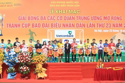 Ban Tổ chức tặng hoa và cờ lưu niệm cho các đội tham dự giải. (Ảnh: BTC)