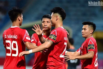 Đức Chiến ăn mừng bàn thắng mở tỷ số cùng các đồng đội. (Ảnh: TRẦN HẢI)