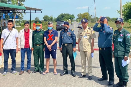 Đỗ Trọng Trường (đánh dấu X) được bàn giao ở khu vực biên giới Việt Nam-Campuchia. 
