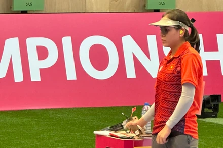 Xạ thủ Trịnh Thu Vinh bước vào lượt bắn.