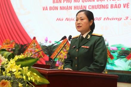 Đại tá Phùng Thị Phú, Trưởng Ban Phụ nữ Quân đội trình bày diễn văn kỷ niệm.