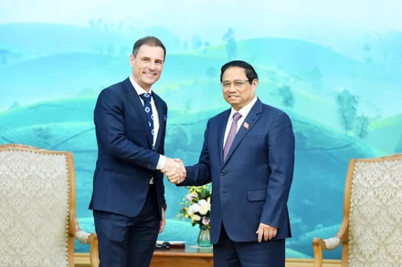 Thủ tướng Phạm Minh Chính và Bộ trưởng Tư pháp Hungary Tuzson Bence. (Ảnh: TRẦN HẢI)