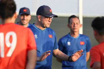 Huấn luyện viên Cristiano Roland cùng các học trò trong buổi tập. (Ảnh: VFF)