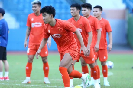 Hậu vệ trẻ Phạm Lý Đức lần đầu lên tuyển tập luyện. (Ảnh: VFF)