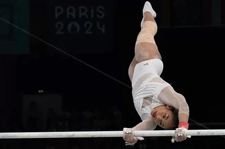 Vận động viên thể dục dụng cụ của Indonesia - Rifda Irfanaluthfi thi đấu ấn tượng tại Olympic Paris 2024. (Ảnh: ANTARA)