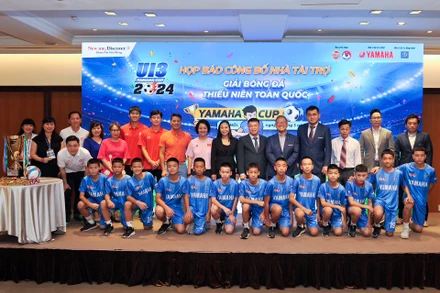 Ban tổ chức chụp ảnh lưu niệm cùng các cầu thủ tham dự giải đấu. 