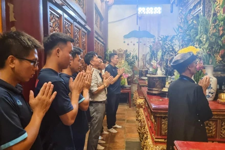 HLV trưởng Nguyễn Quốc Tuấn và các thành viên U17 Việt Nam thành kính dâng hương tưởng niệm các Vua Hùng. (Ảnh: VFF)