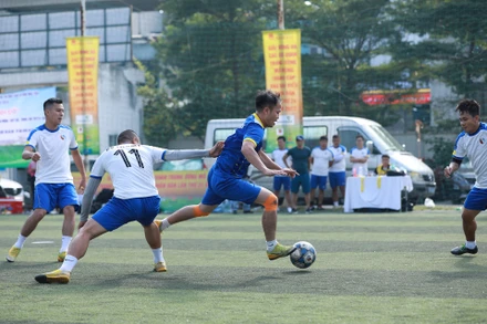 Cầu thủ Vietnam Airlines vượt qua hàng phòng ngự của Bộ Tài nguyên và Môi trường. 