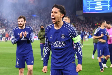 Các cầu thủ PSG ăn mừng khi vẫn thắng tỷ số chung cuộc để đi tiếp. (Ảnh: PSG)